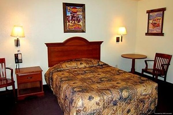 Tombstone Motel (Benson)